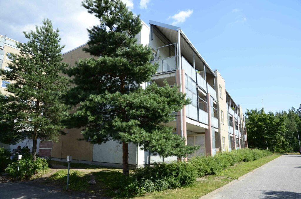 The photograph shows a VAV rental flat in Simonkylä, at Sorakuja 4